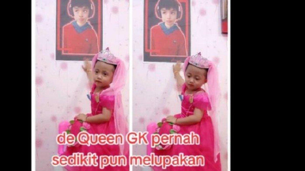 Putri bungsu Siti didandani mirip ratu dan berfoto didekat foto Sha Wang.