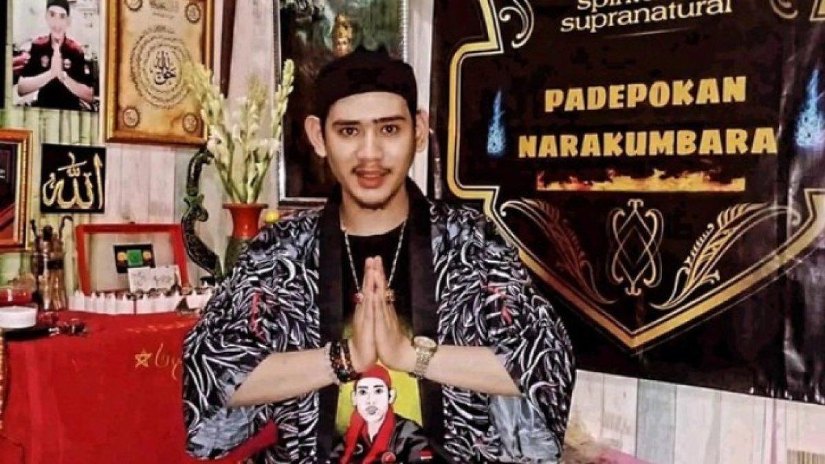 RAFI RAMADHAN NARKOBA,- Awal mula selebgram Rafi Ramadhan alias Ki Bule Pamungkas terjerat narkoba yang diduga berjenis sabu dan telah ditangkap oleh pihak berwenang.