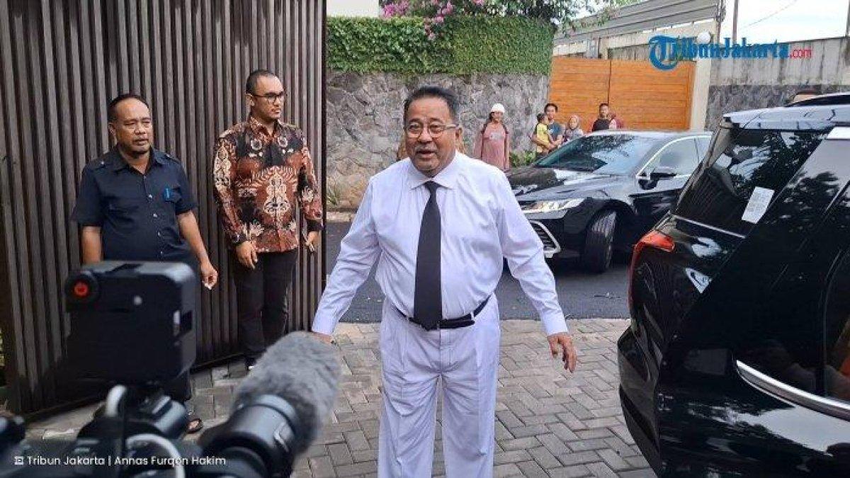 RANO KARNO TIBA DI RUMAH PRAMONO ANUNG - Wakil Gubernur Jakarta terpilih, Rano Karno, tiba di rumah Pramono Anung di Jalan H Ambas, Cilandak, Jakarta Selatan, Kamis (20/2/2025).