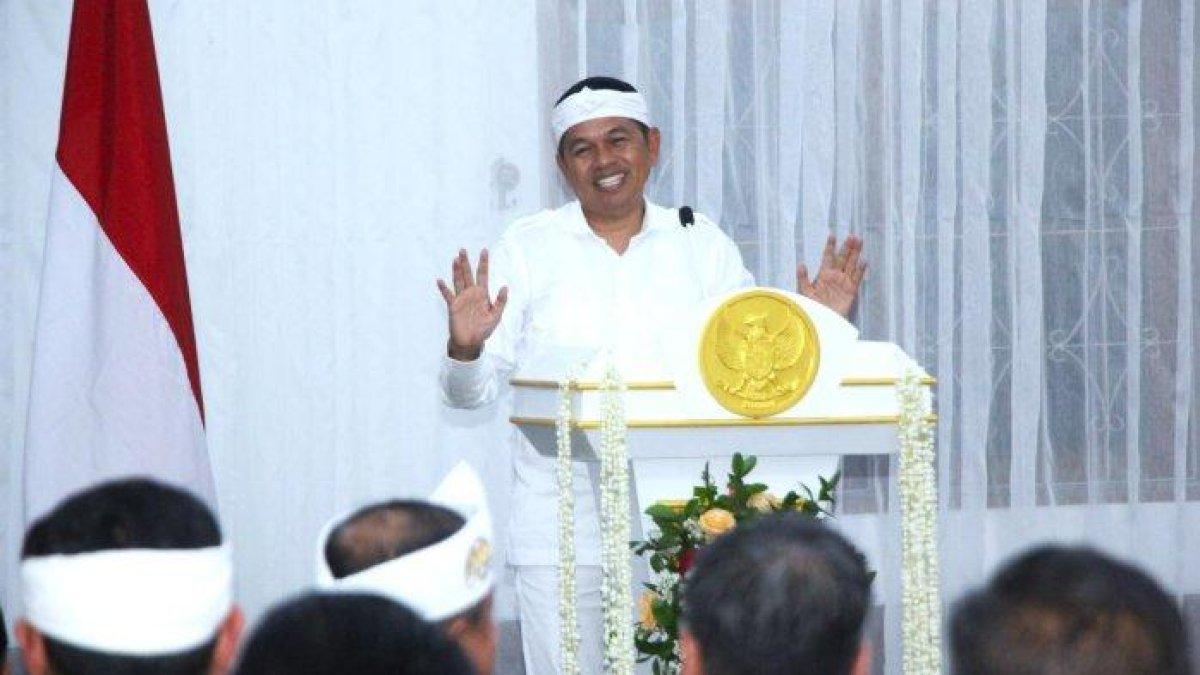 RAPAT DENDA PAJAK - Gubernur Jabar Dedi Mulyadi memberikan pernyataan dalam Rapat Evaluasi Penghapusan Denda Pajak di Pendopo Pemkab Subang, Kamis(20/3/2025). Dedi menyebut di hari pertama pembebasan denda pajak KBM, Bapenda sudah menyerap pemasukan Rp25 miliar.