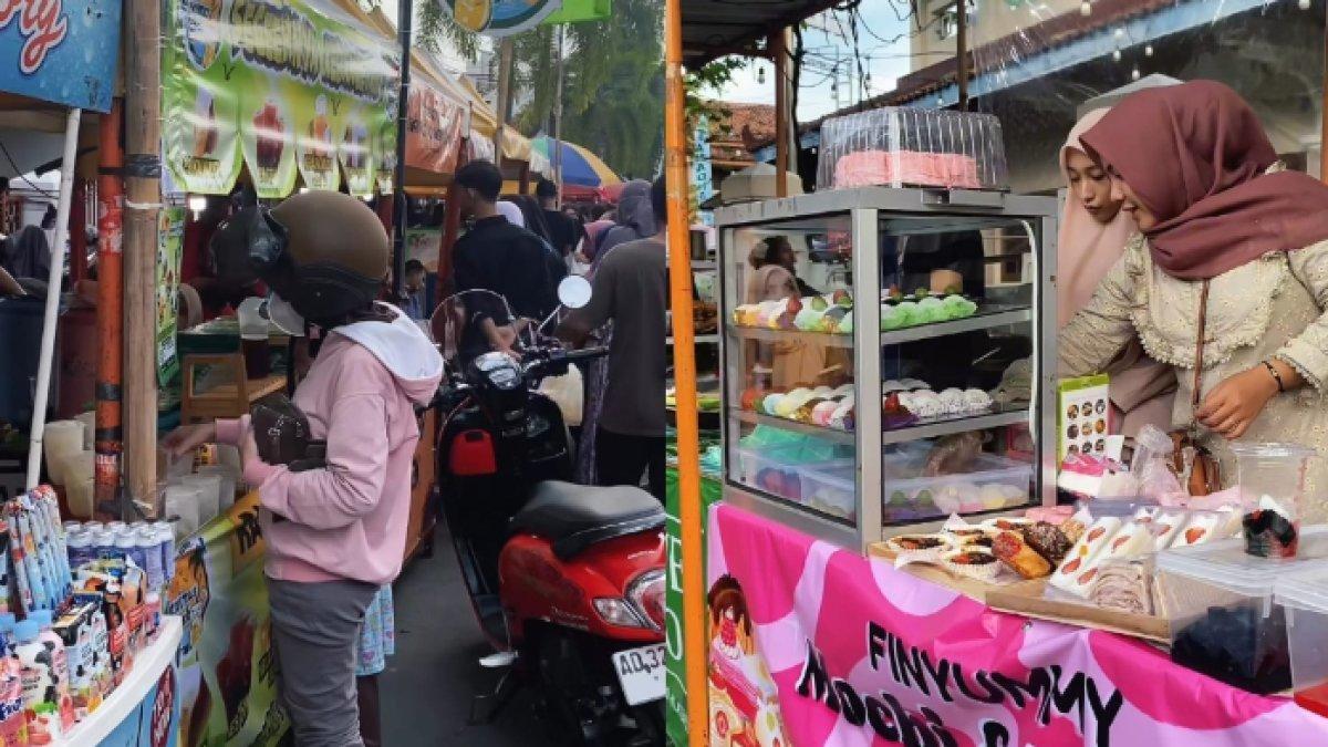 REKOMENDASI KULINER KLATEN: Deretan lapak pedagang yang menjual aneka takjil dan makanan berbuka puasa di Kampung Ramadhan Mlinjon Klaten