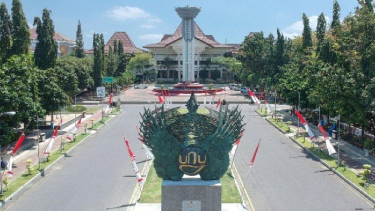 Berikut rincian lengkap gaji lembur untuk dosen yang kelebihan jam mengajar di PTN, pasca Menteri Keuangan terbitkan regulasi baru PMK nomor 23 2025. KAMPUS UNY - Gedung kampus UNY.