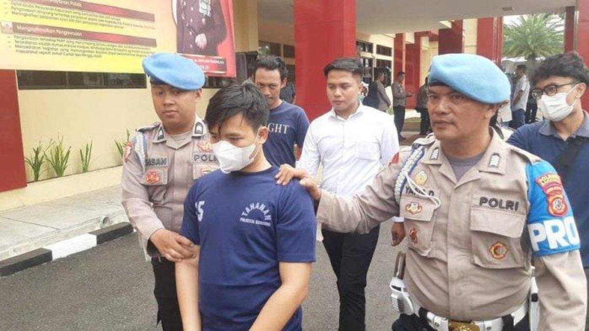 RG (18), tersangka begal payudara digiring polisi di Mapolresta Bandung, Jumat (15/9/2023). Ia melakukan aksinya terhadap pelajar SMA di Jalan Panyaungan, Desa Nagrak Kecamatan Cangkuang Kabupaten Bandung, Rabu (13/9/2023).