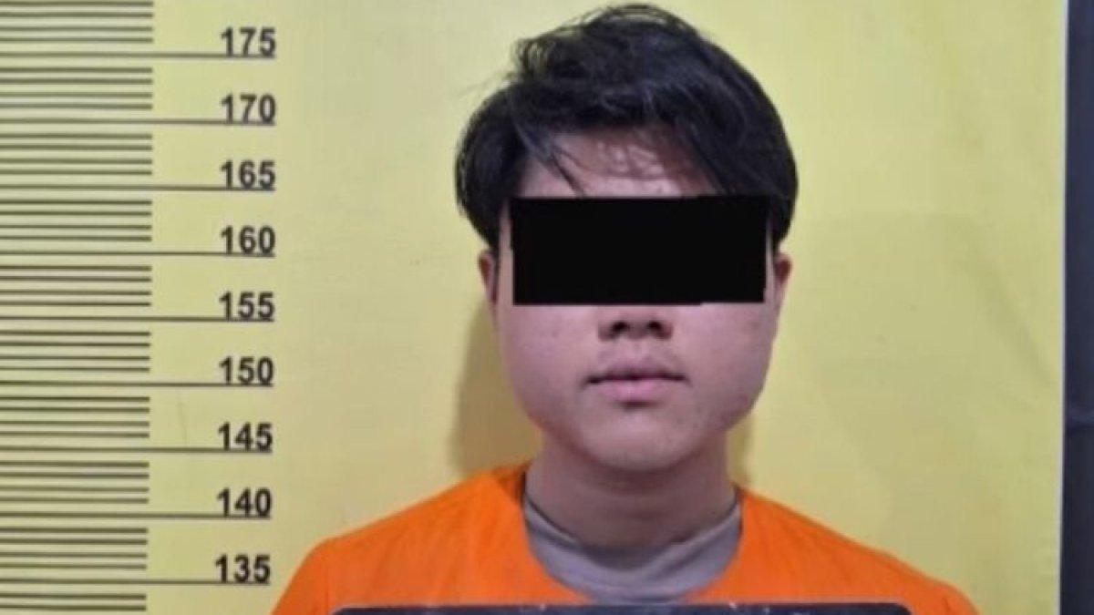 RH (22), pelaku yang memasangkan Bendera Merah Putih ke leher anjing ditahan di Polres Bengkalis, Riau, Sabtu (12/8/2023).
