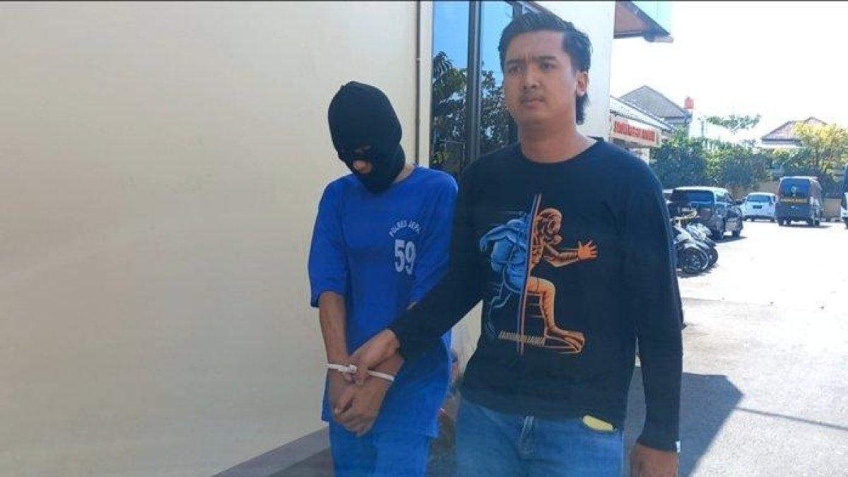 RH (50), tersangka pembunuhan terhadap mantan istrinya, digelandang polisi untuk dihadapkan pada konfrensi pers di Mapolres Jepara, Jumat (20/10/2023).