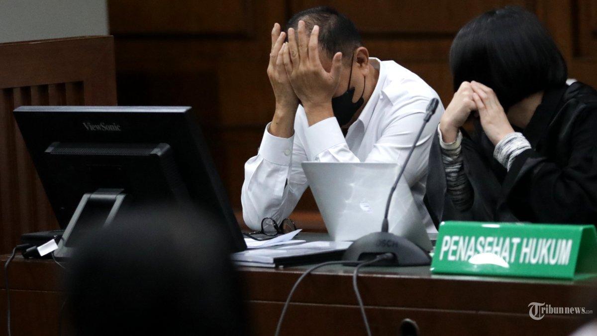 Rafael Alun menangis saat jalani sidang lanjutan kasus gratifikasi