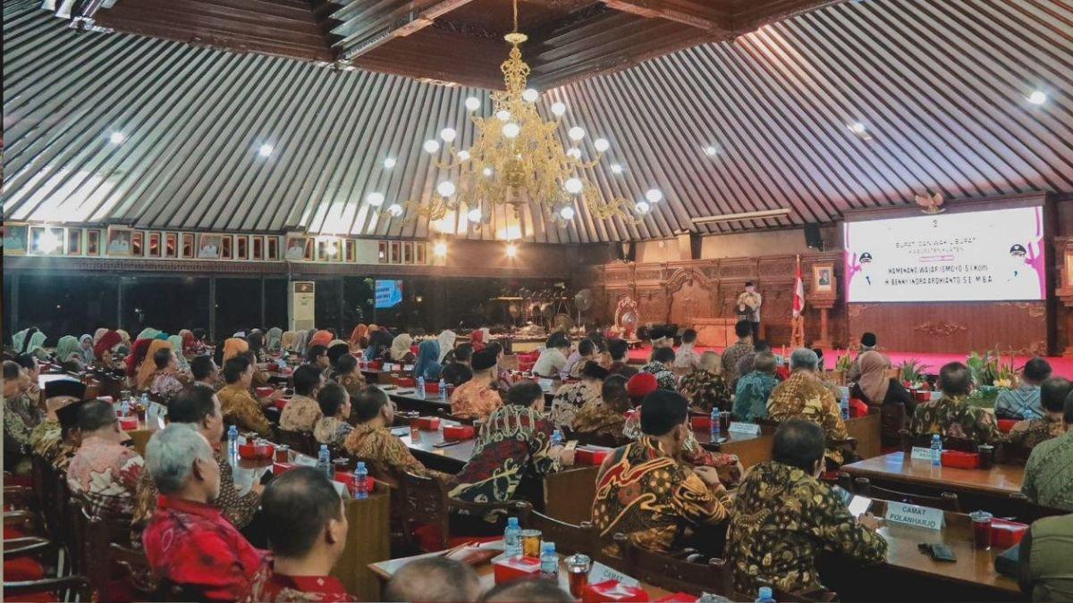 INFO KLATEN - Rapat koordinasi perdana Bupati dan Wakil Bupati (Wabup) Klaten periode 2025-2030 Hamenang Wajar Ismoyo dan Benny Indra Ardhianto, pada Kamis (21/2/2025) malam.