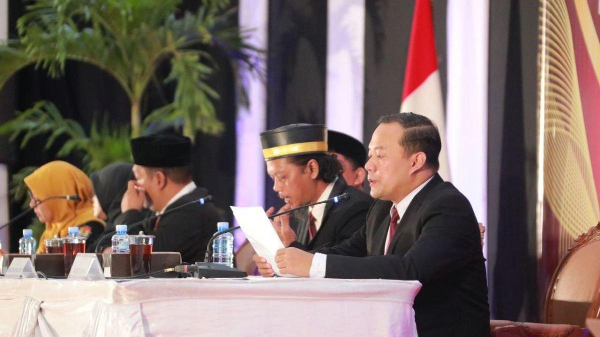 PENETAPAN BUPATI KLATEN - Rapat pleno terbuka penetapan pasangan calon terpilih pasangan Hamenang-Benny sebagai Bupati dan Wakil Bupati Klaten terpilih untuk periode 2025-2030 yang digelar Komisi Pemilihan Umum (KPU) Klaten di Gedung Sunan Pandanaran Klaten, Rabu (5/2/2025) malam. 