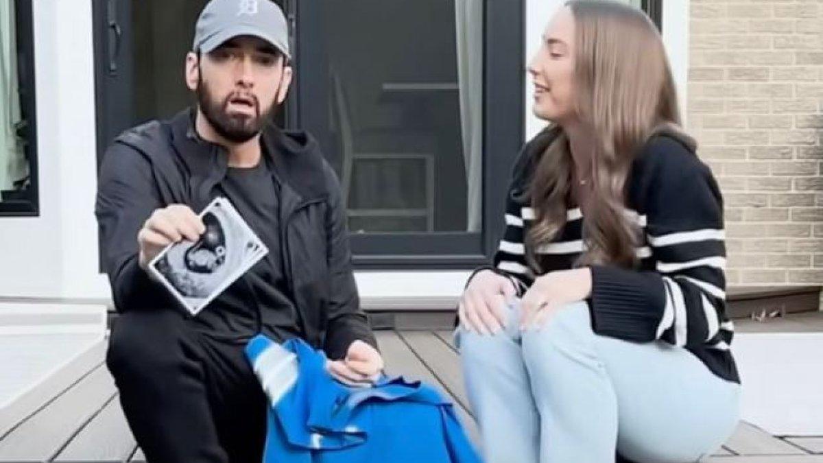 Rapper Eminem kini berbahagia karena telah menjadi kakek setelah putrinya Hailie Jade Mathers melahirkan bayi laki-laki pada tanggal 14 Maret 2025.