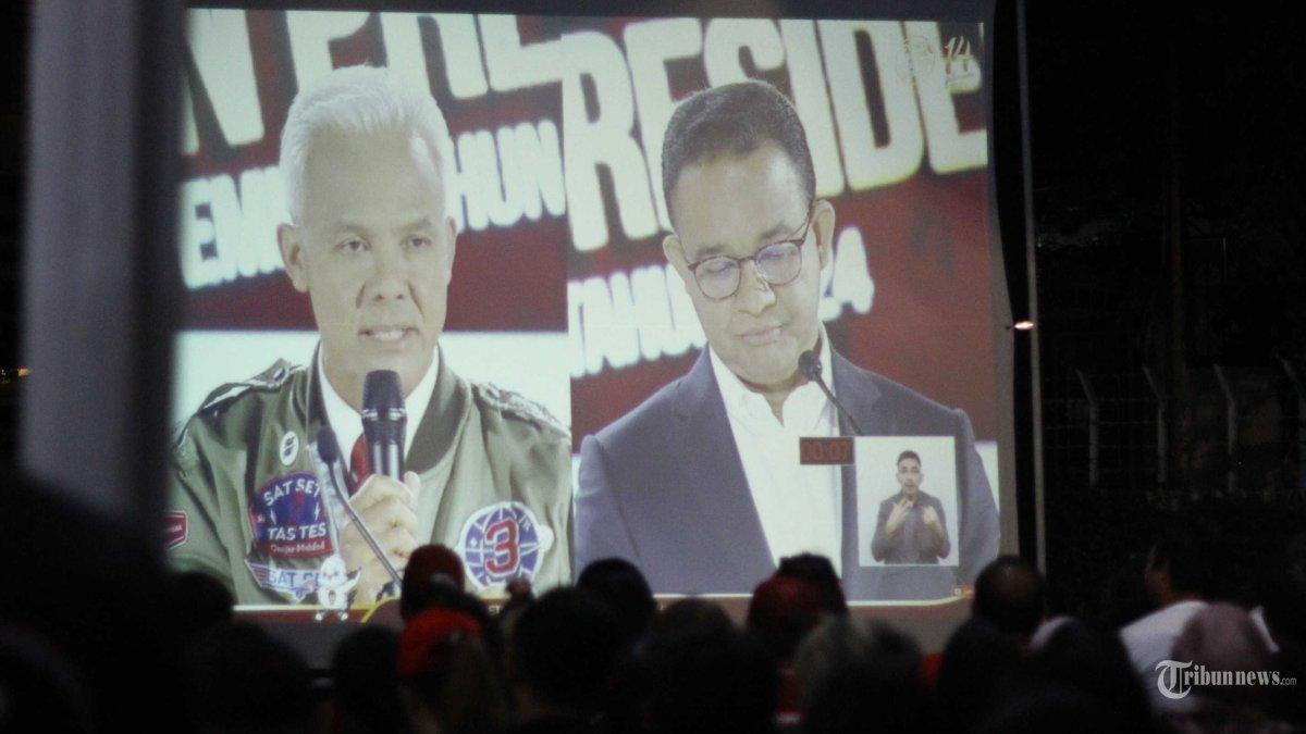 Ratusan Relawan Ganjar-Mahfud menyaksikan debat ketiga Pilpres 2024 di posko pemenangan, Kebayoran Baru, Jakarta Selatan, Minggu (7/1/2024). Nobar tersebut dihadiri Ketua TPD Ganjar-Mahfud DKI Jakarta Prasetyo Edi Marsudi tampak tampak menggunakan jaket putih bertuliskan