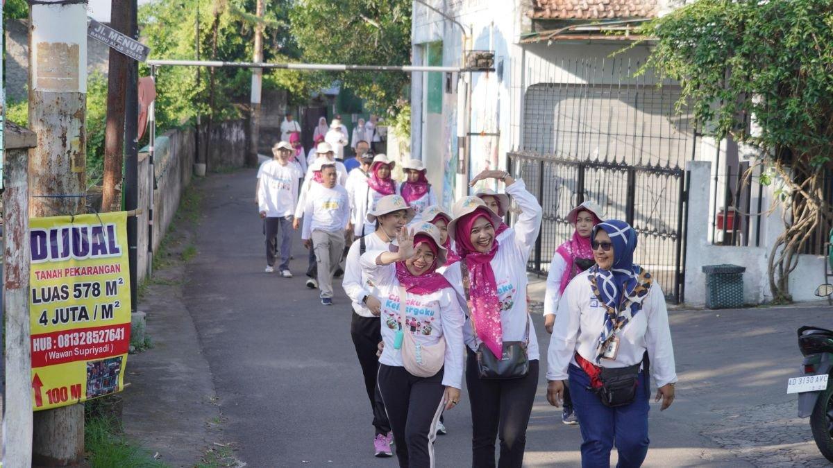 HARGANAS 2025 - Ratusan kader dan pegawai DissosP3APPKB Klaten mengikuti jalan sehat dalam rangka memperingati Hari Keluarga Nasional (Harganas) ke-32, pada Jumat pagi (11/7/2025).