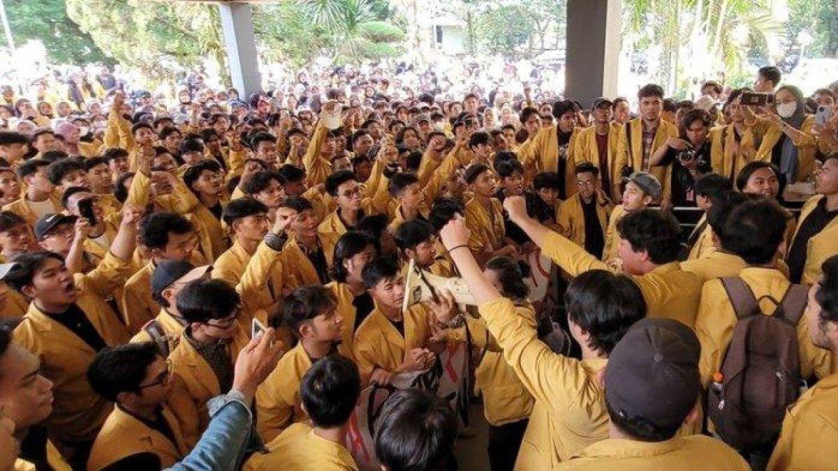 Ratusan mahasiswa Universitas Jenderal Soedirman (Unsoed) Purwokerto, Jawa Tengah, demonstrasi di depan gedung rektorat menolak kenaikan UKT, Jumat (26/4/2024) sore.