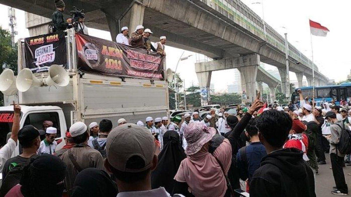 Ratusan orang yang mengatasnamakan Gerakan Nasional Anti LGBT gelar aksi unjuk rasa
