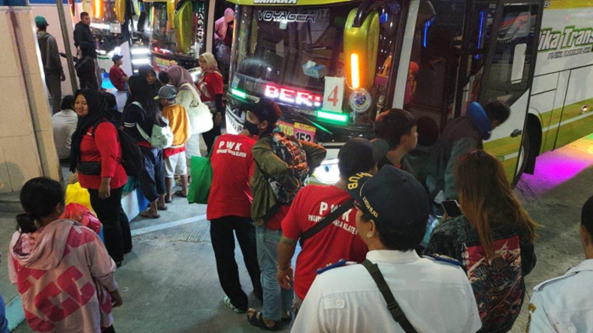 Ratusan pemudik yang terbagi dalam 10 bus gratis