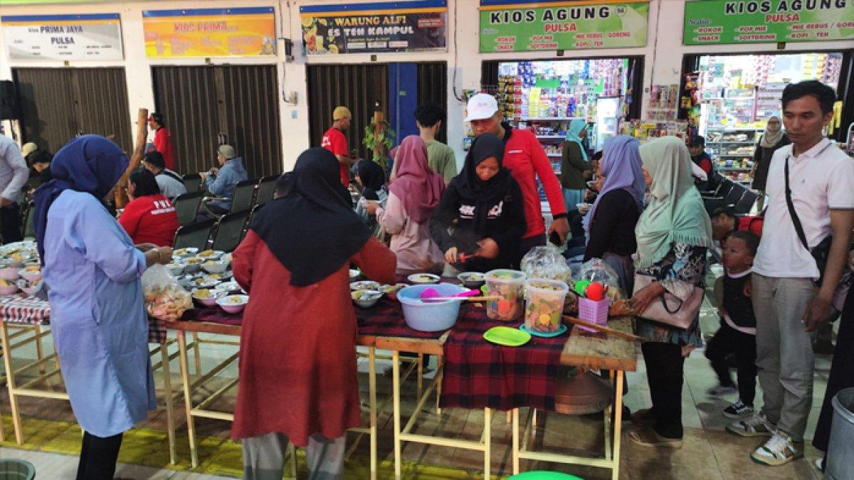 Ratusan peserta mudik gratis antre mengambil soto