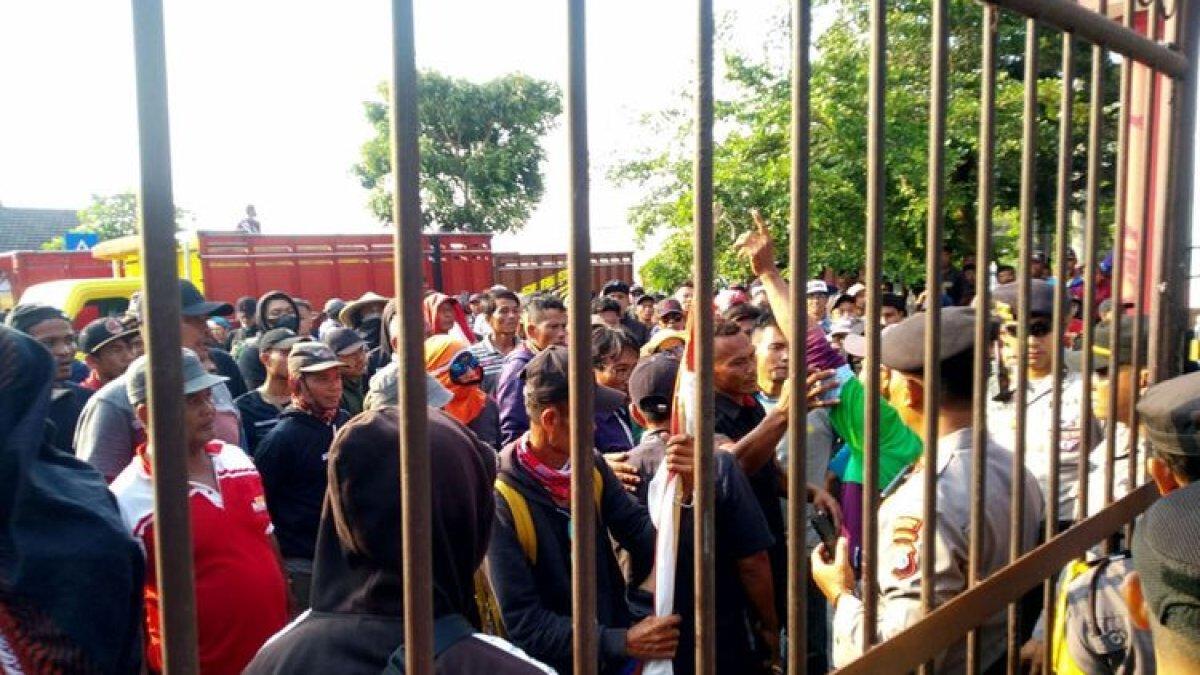 Ratusan peserta unjuk rasa di depan Kantor DPRD Kabupaten Blitar berusaha masuk ke area Gedung DPRD untuk mengajak perwakilan mereka segera membubarkan diri, Selasa (31/10/2023) sore.