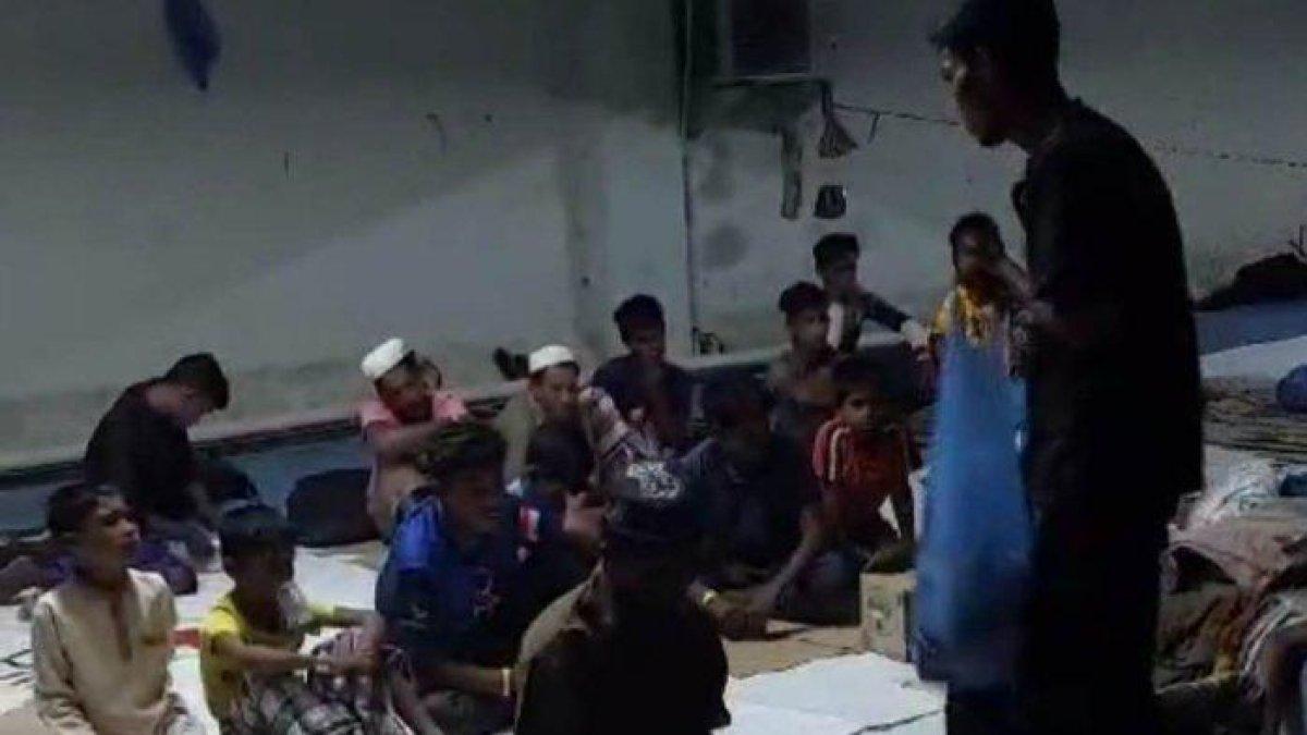 Ratusan warga Rohingya di basement Balee Meuseuraya Aceh (BMA) gencarkan menolak makan