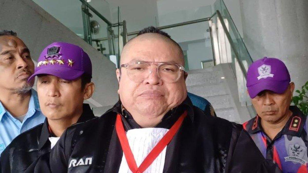 RAZMAN TOLAK MINTA MAAF - Pengacara Razman Arif Nasution mengadu ke Komisi Yudisial di Kramat, Jakarta Pusat soal majelis hakim Pengadilan Negeri Jakarta Utara dalam sidang kasus yang dilaporkan Hotman Paris Hutapea, Selasa (11/2/2025). Kini sang pengacara tolak meminta maaf seusai dilaporkan Pengadilan Negeri Jakarta Utara (PN Jakut) ke Bareskrim Polri, Jakarta Selatan, pada Selasa (11/2/2025)