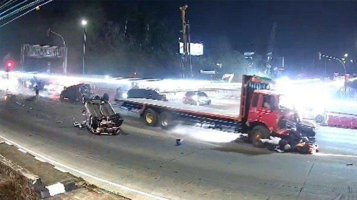 Rekaman CCTV Kecelakaan Maut Truk Rem Blong di Exit Tol Bawen.