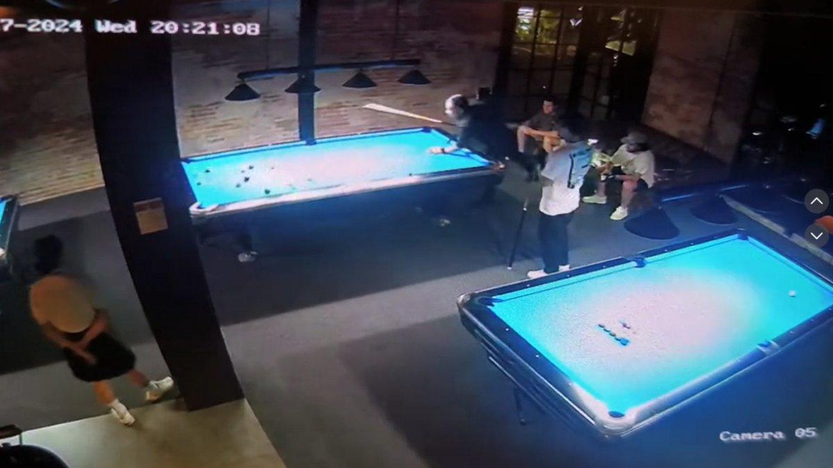 Rekaman CCTV aktivitas Dali Wassink bermain biliar sebelum kecelakaan maut