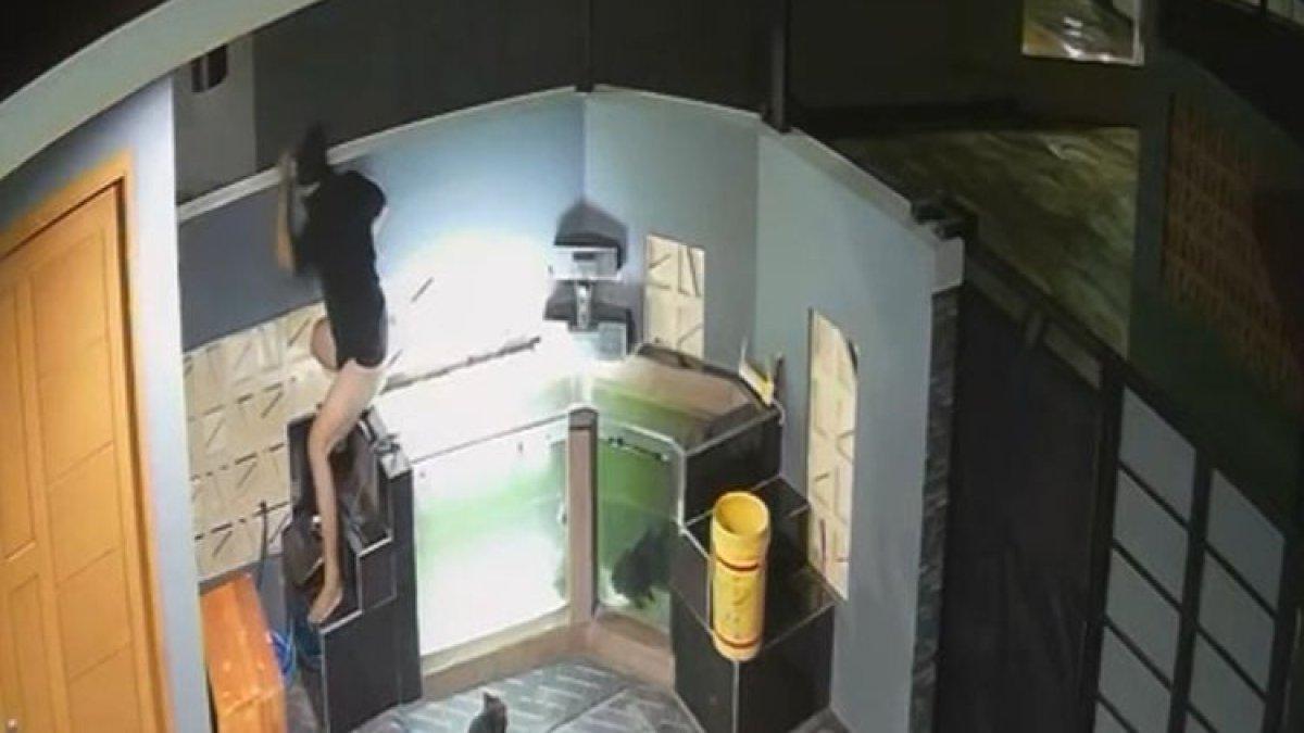 Rekaman CCTV dari Pradana (23) pemilik rumah di Komplek Banjaran Village 2, Desa Neglasari, Kecamatan Banjaran, Kabupaten Bandung, Jawa Barat, yang menunjukkan jendela yang dirusak maling.