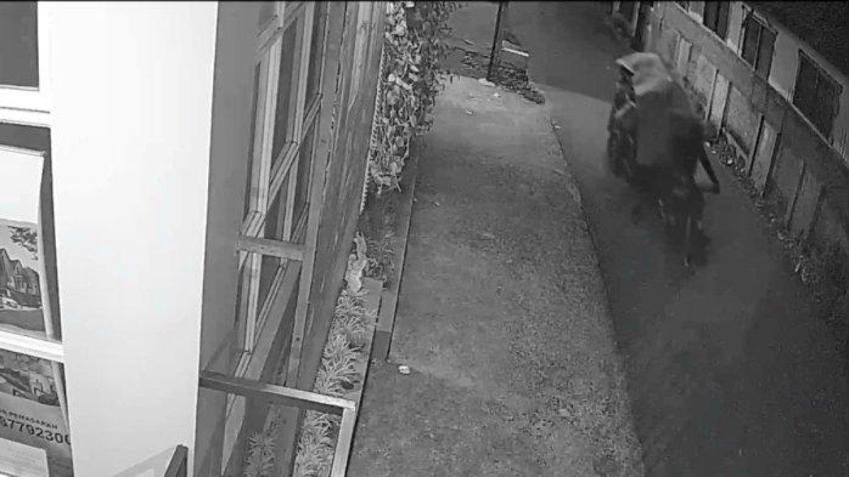Rekaman CCTV menyorot aksi pencurian gerobak sampah di Jalan Damai, Lubang Buaya