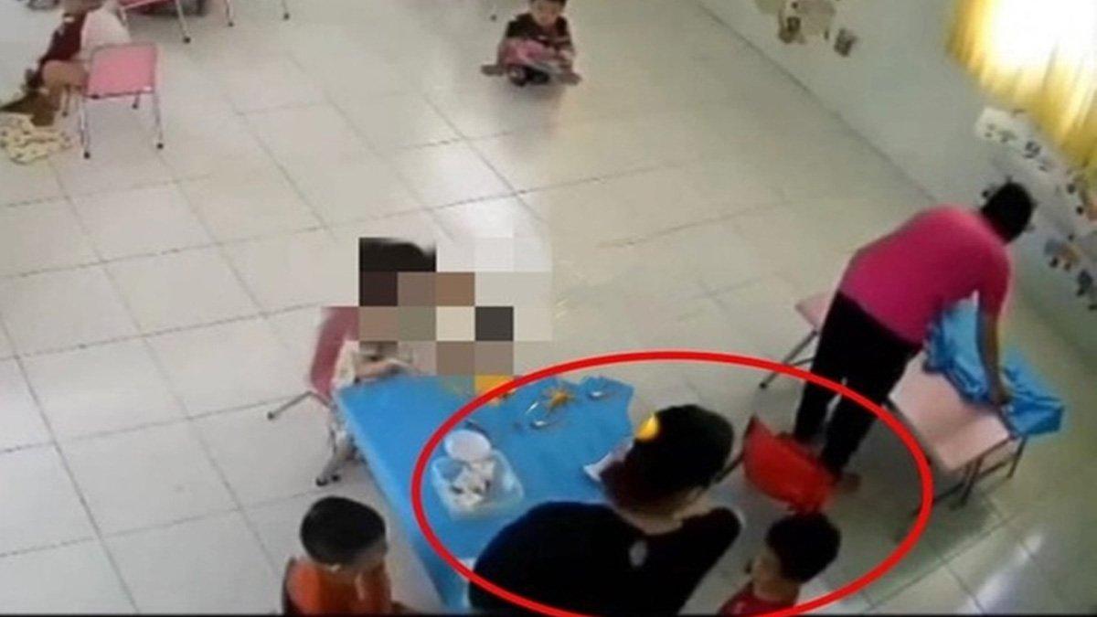 Rekaman CCTV seorang guru aniaya muridnya saat jam makan siang.