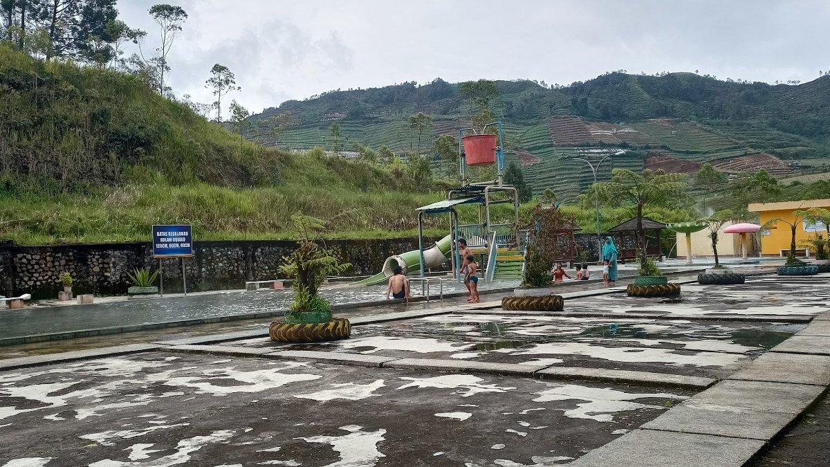 Rekomendasi tempat wisata, cuma 1 jam dari Wonosobo, ada pemandian air panas yang nyaman dan sepi, bayar Rp 20.000 puas berendam sambil lihat gunung.