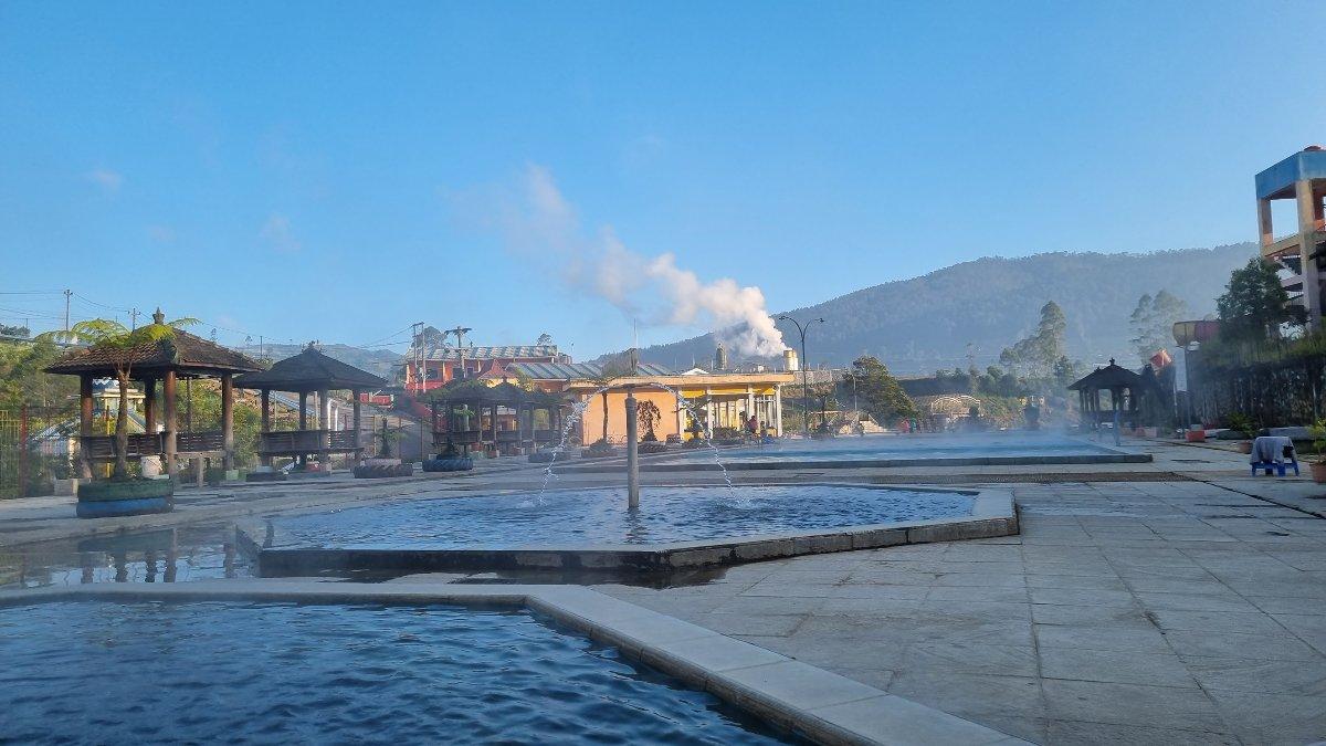 Rekomendasi tempat wisata, cuma 1 jam dari Wonosobo, ada pemandian air panas yang nyaman dan sepi, bayar Rp 20.000 puas berendam sambil lihat gunung.