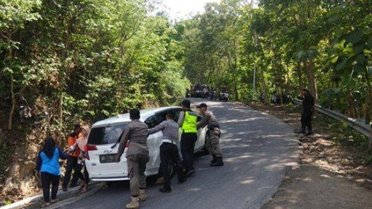 Relawan SAR DIY Distrik Bantul bersama Polri, TNI, Satpol-PP, Paksi Katon dan dibantu sejumlah unsur relawan lainnya membantu pengemudi yang tak kuat menaklukkan tanjakan di Jalur Cinomati, Bantul, Senin (30/12/2019).