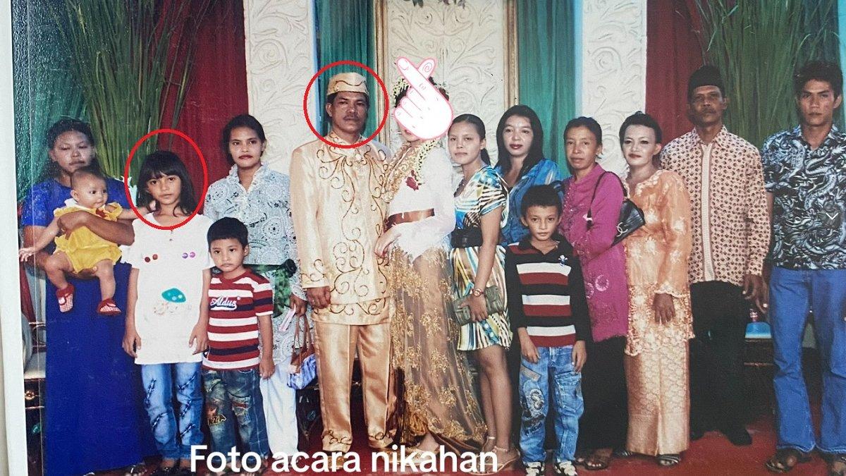 Renata bocah ikut foto ketika menghadiri pernikahan suami