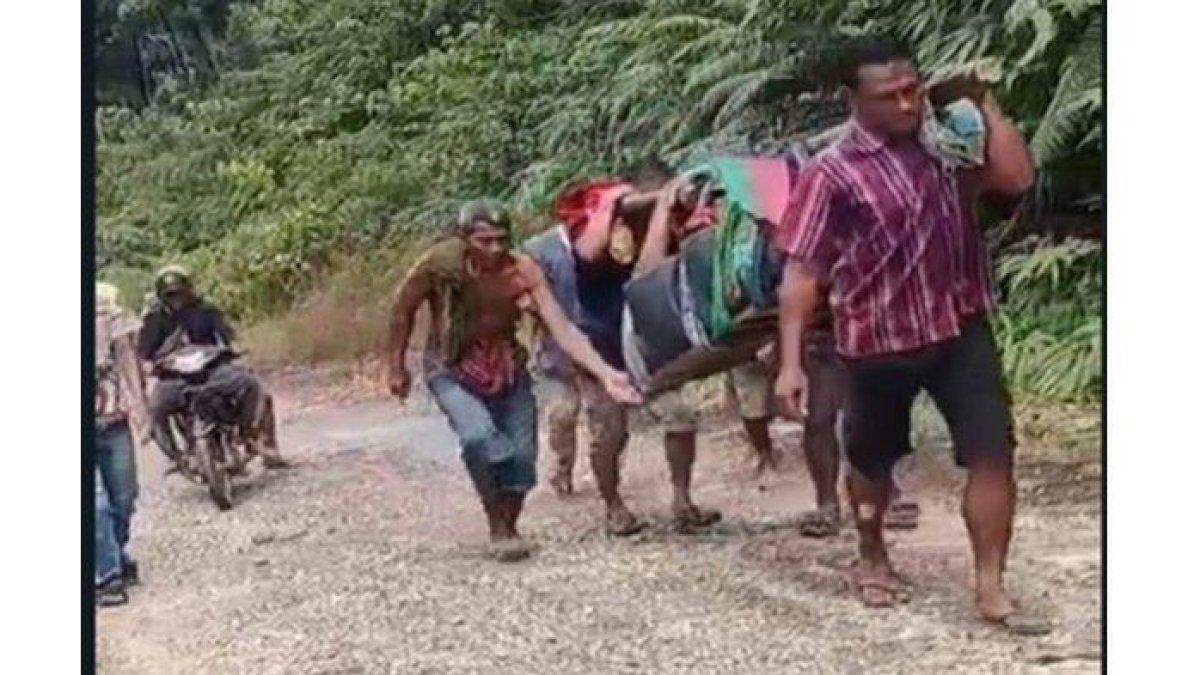 Reni, hendak melahirkan ditandu di Jorong Rurapatontang, Koto Balingka, Pasaman Barat