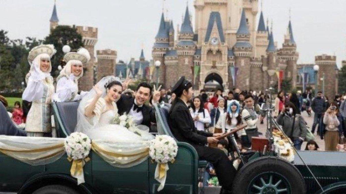 Resepsi pernikahan Sandra Dewi dan Harvey Moeis berlangsung di Disneyland Tokyo, Jepang, pada 8 November 2016.