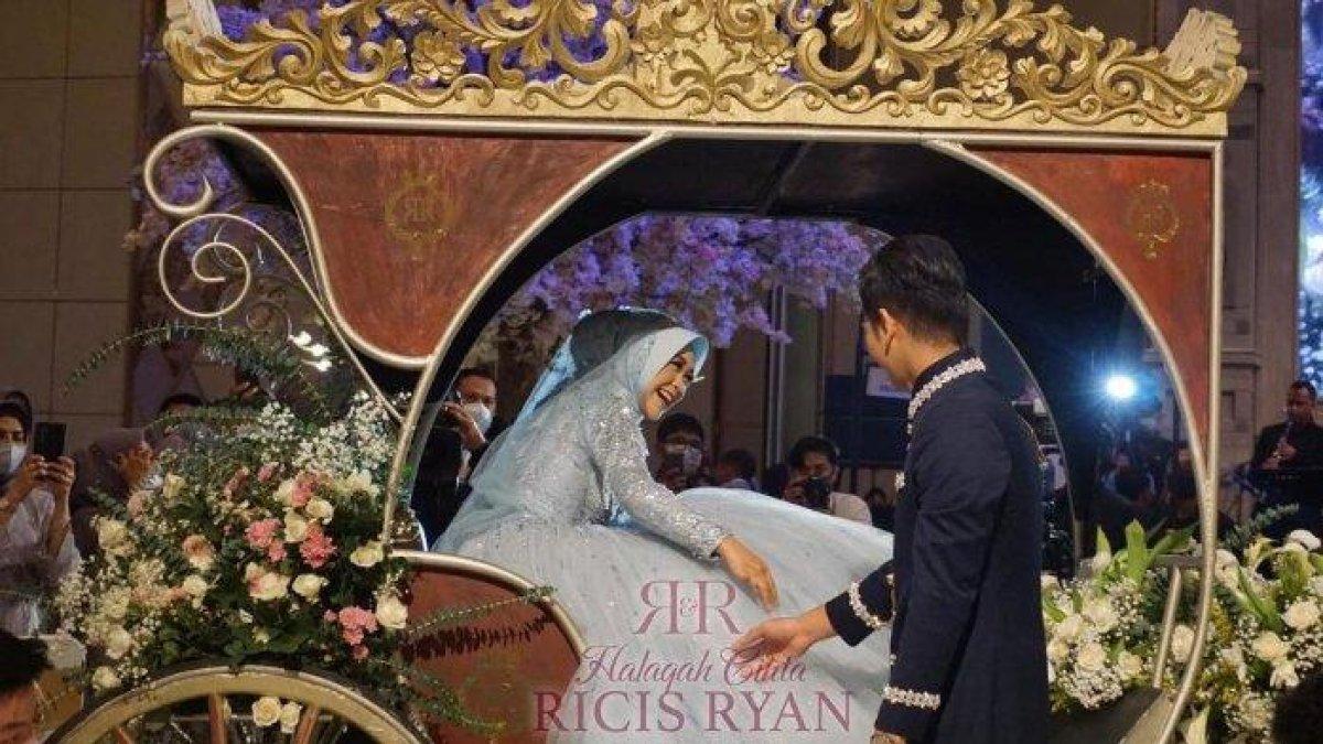 Berikut foto-foto dari acara resepsi pernikahan pasangan Ria Ricis dan Teuku Ryan yang digelar, Sabtu (13/11/2021).
