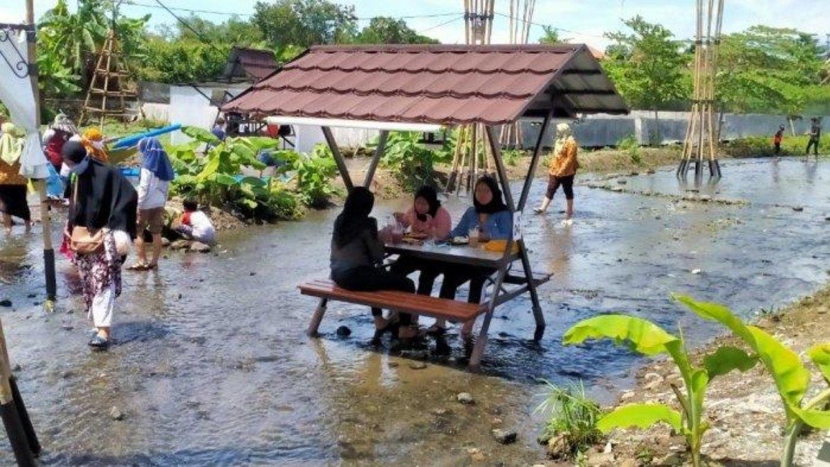 Restoran baru bergaya beda dan estetik bernama Ketjeh Resto di aliran air di Desa Wangen, Kecamatan Polanharjo, Kabupaten Klaten, Sabtu (19122020).