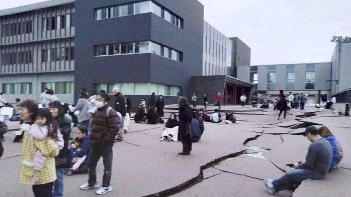 Retakan jalan akibat gempa terlihat di Wajima, prefektur Ishikawa, Jepang 1 Januari 2024.