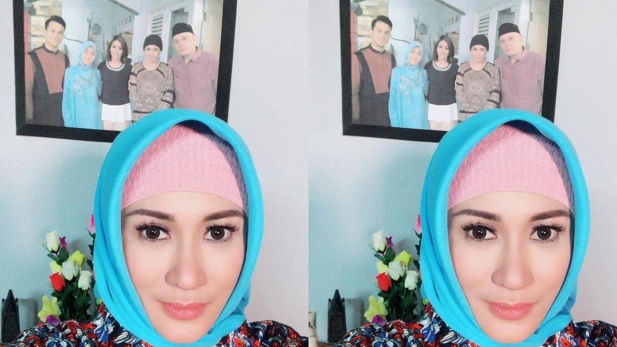 Ria Probo kenakan hijab.