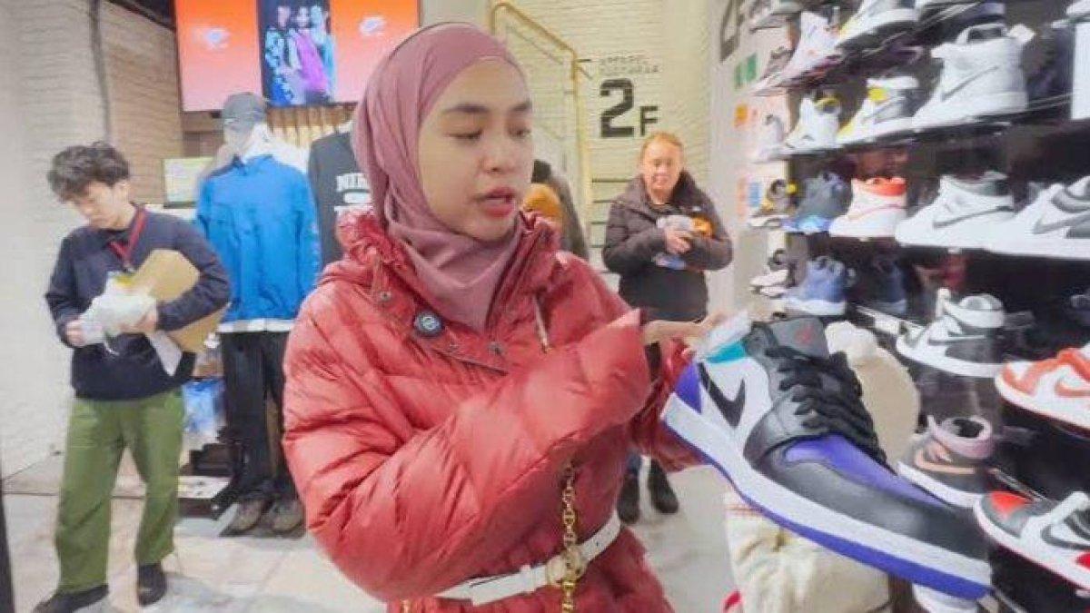 Ria Ricis belikan sepatu untuk Teuku Ryan saat liburan ke Jepang