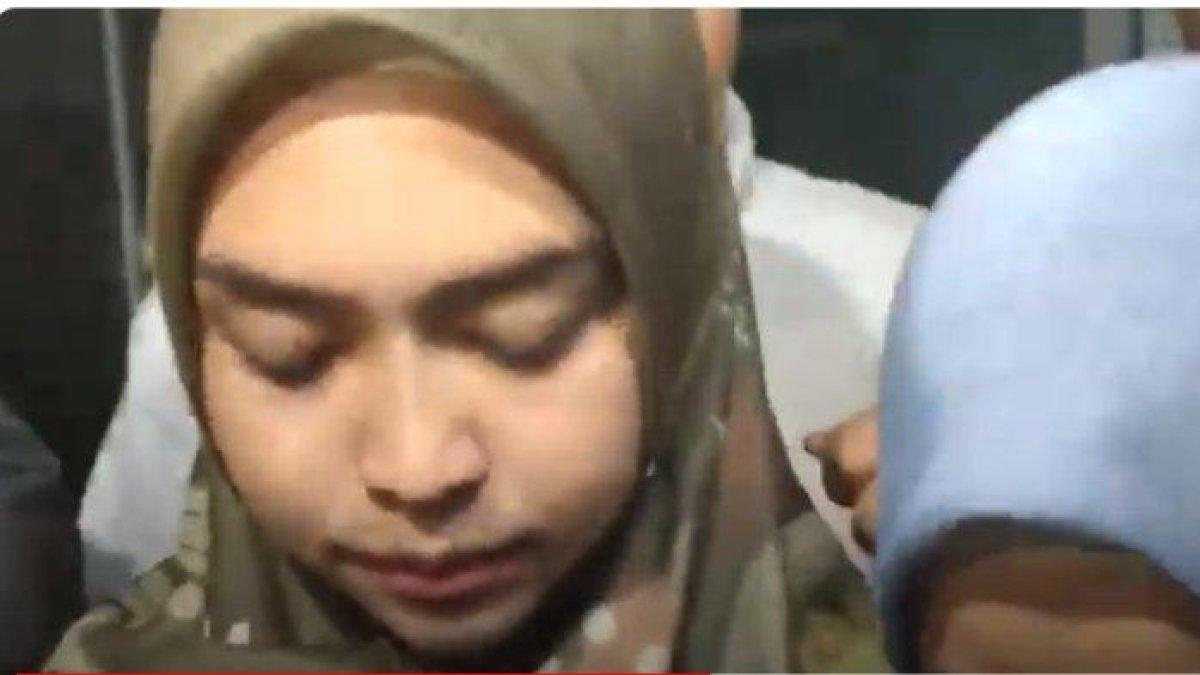 Ria Ricis menunduk dan bungkam saat ditanya alasan gugat cerai Teuku Ryan.