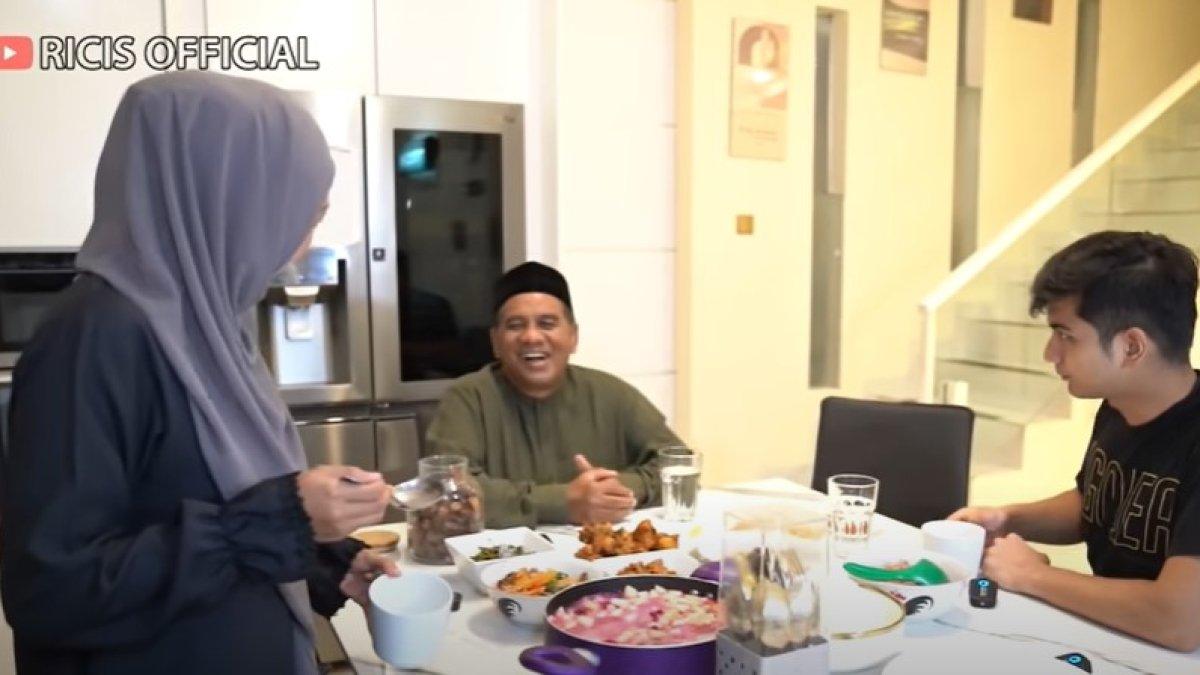 Ria Ricis minta ayah mertua geser agar ibunya bisa duduk.