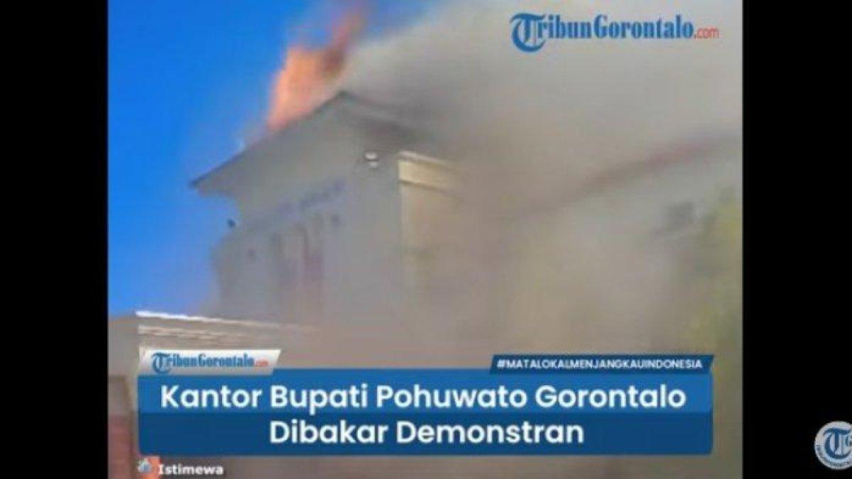 Ribuan demonstran yang berasal dari berbagai elemen masyarakat merusak kantor Bupati Pohuwato, Gorontalo, Kamis (21/9/2023).