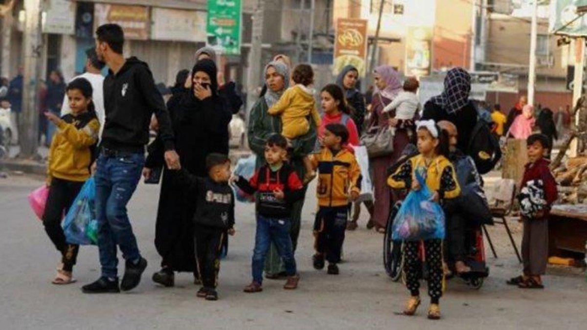 Ribuan warga Palestina berbondong–bondong kembali ke rumah mereka yang ada di Gaza Utara, di hari pertama gencatan senjata antara Israel dengan Hamas pada Jumat (24/11/2023).