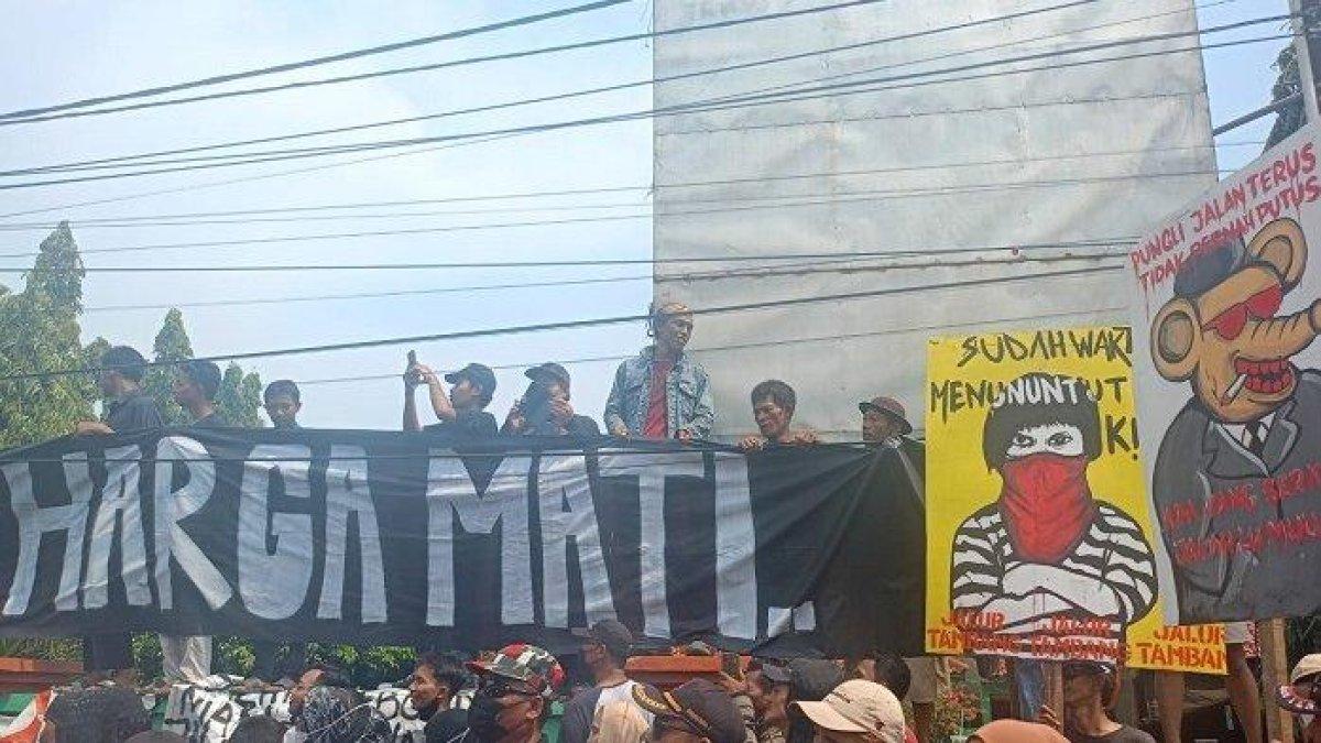 Ribuan warga Parungpanjang, Kabupaten Bogor gelar unjuk rasa di depan kantor kecamatan