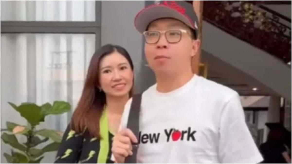 Richard Lee dan istri saat hendak makan di pinggir jalan.