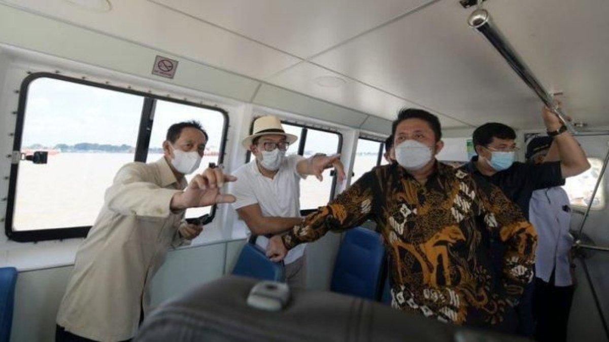 Gubernur Jabar, Ridwan Kamil (kedua dari kiri), saat meninjau lokasi untuk pembangunan Islamic Center di Sungai Musi di Kota Palembang, Kamis (3/6/2021).