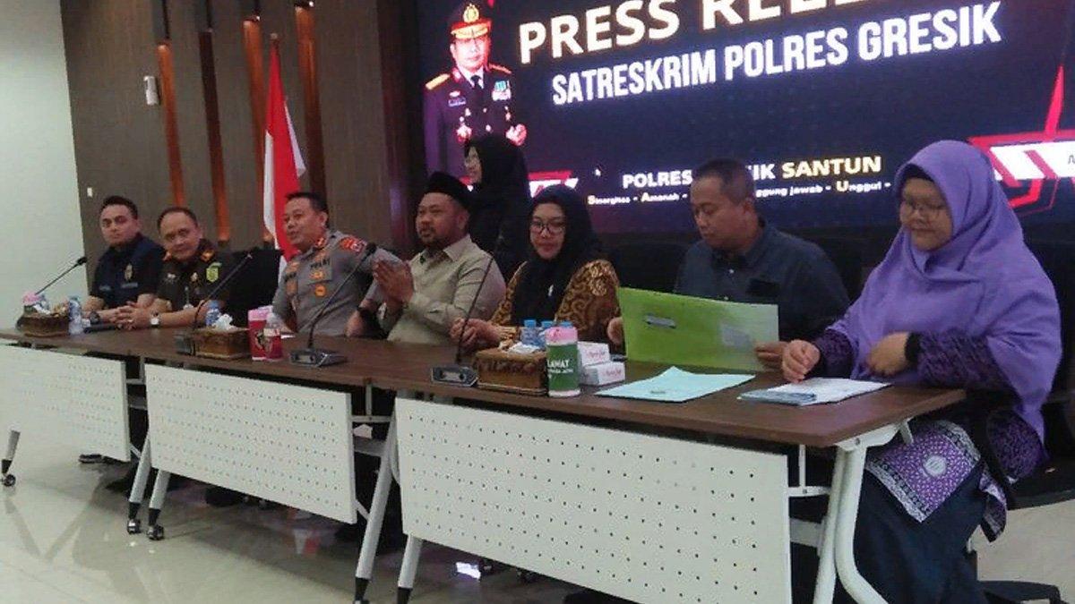 Rilis di kantor Polres Gresik, Jawa Timur, terkait siswi SD yang matanya dicolok kakak kelas.