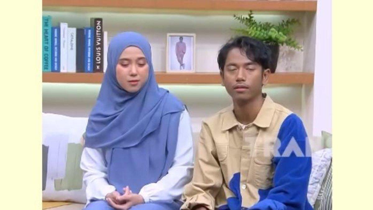 Riri dan Yassir, pasangan yang viral, dipuji karena kesetiaannya.