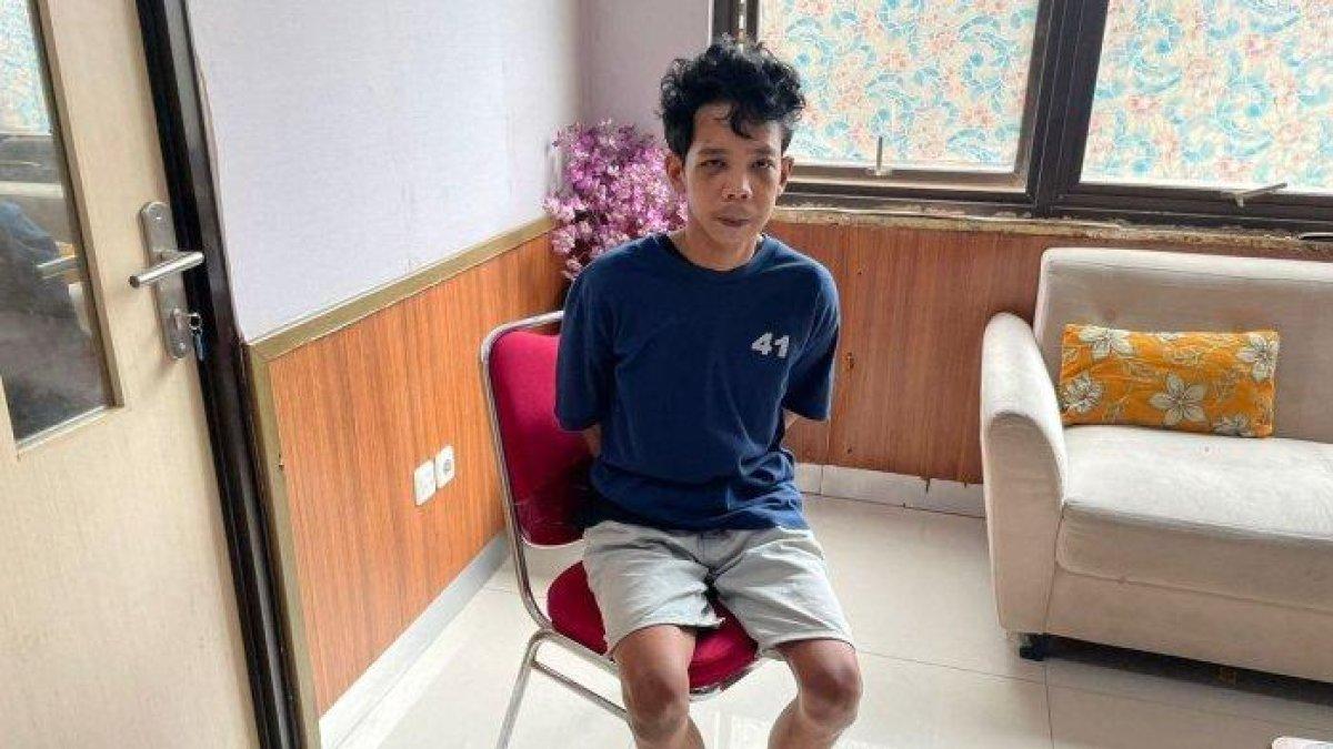 Risqi Ariskalaki (29), pelaku penganiaya balita berinisial H (3) di kontrakan kawasan Batu Ampar, Kramatjati, Jakarta Timur. Kini, ia sudah ditangkap dan ditahan di Polres Metro Jakarta Timur.