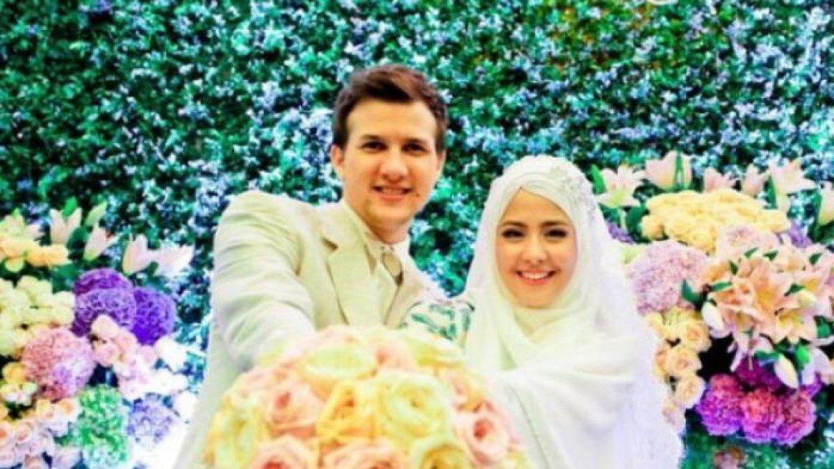 Risty Tagor dan Stuart Collin saat resepsi pernikahan di Novotel Bogor.