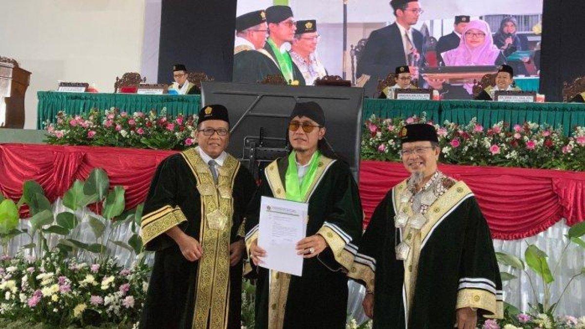 Riwayat pendidikan Gus Miftah, yang lulus S1 dengan predikat summa cumlaude.